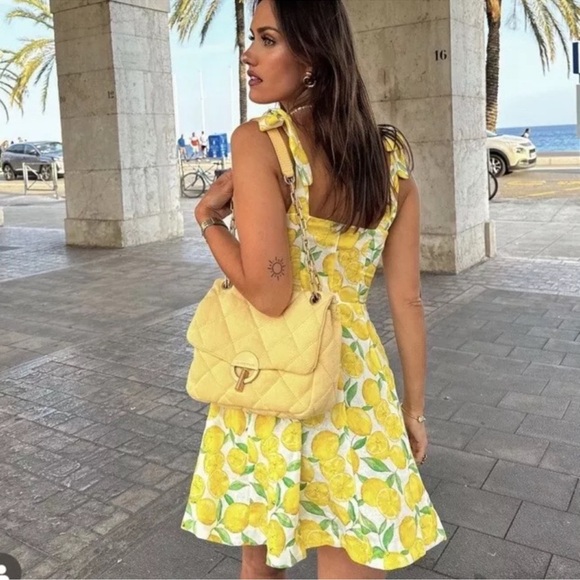 ZARA lemon print linen dress a “blogger favorite” - Picture 3 of 9